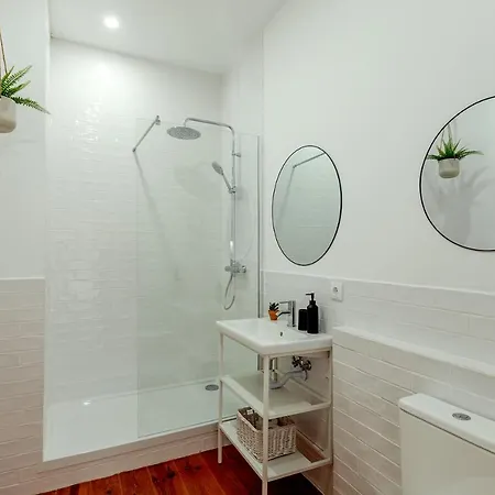 아파트 Sunny House - Bright 2 Bedroom W/ Office 리스본
