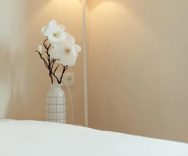 Sunny House - Bright 2 Bedroom W/ Office * リスボン