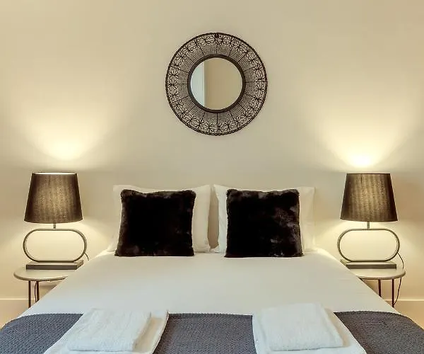 Sunny House - Bright 2 Bedroom W/ Office * リスボン