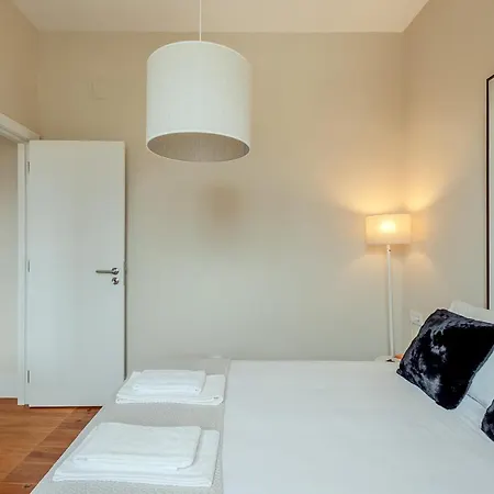 Sunny House - Bright 2 Bedroom W/ Office *