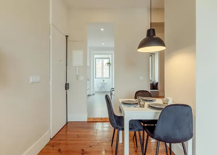 Sunny House - Bright 2 Bedroom W/ Office Apartment